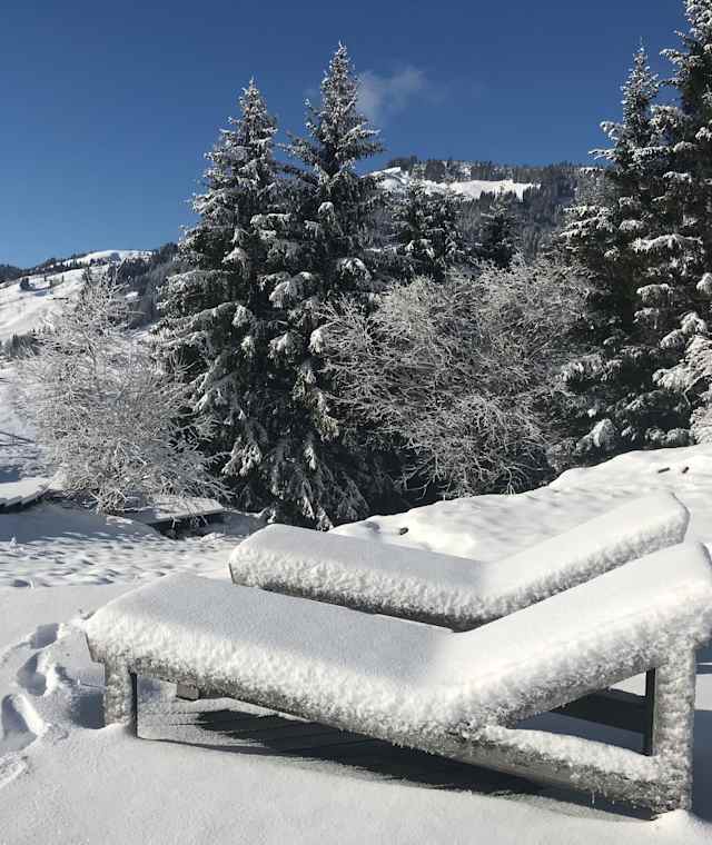 Die Liegestühle mit weisser Schneedecke