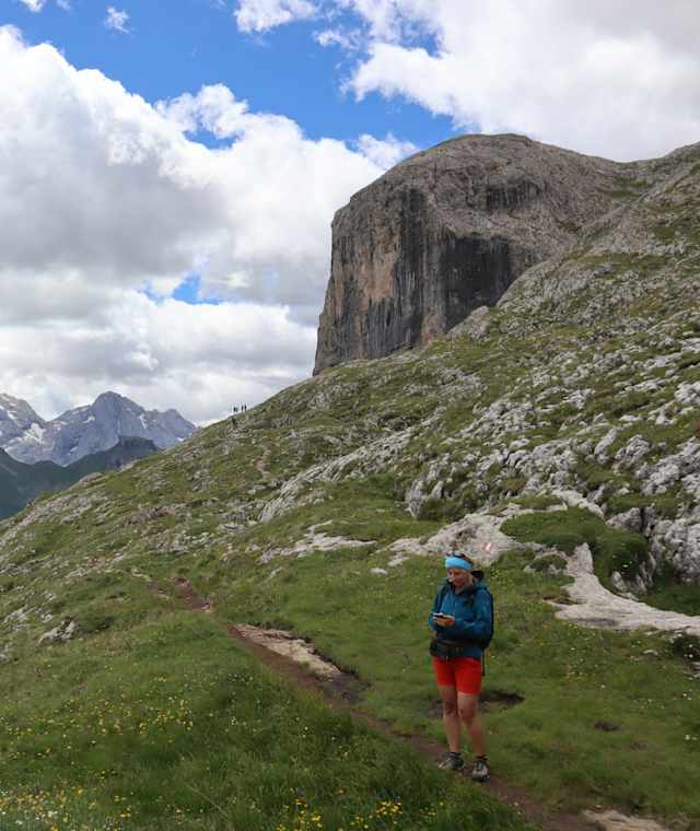 Der Blick von der Ostseite des Sellamassivs auf die Marmolata 