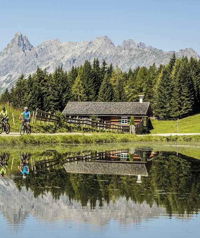  Besonders im Herbst ist der Fritzensee kristallklar, in ihm spiegelt sich die Zimba