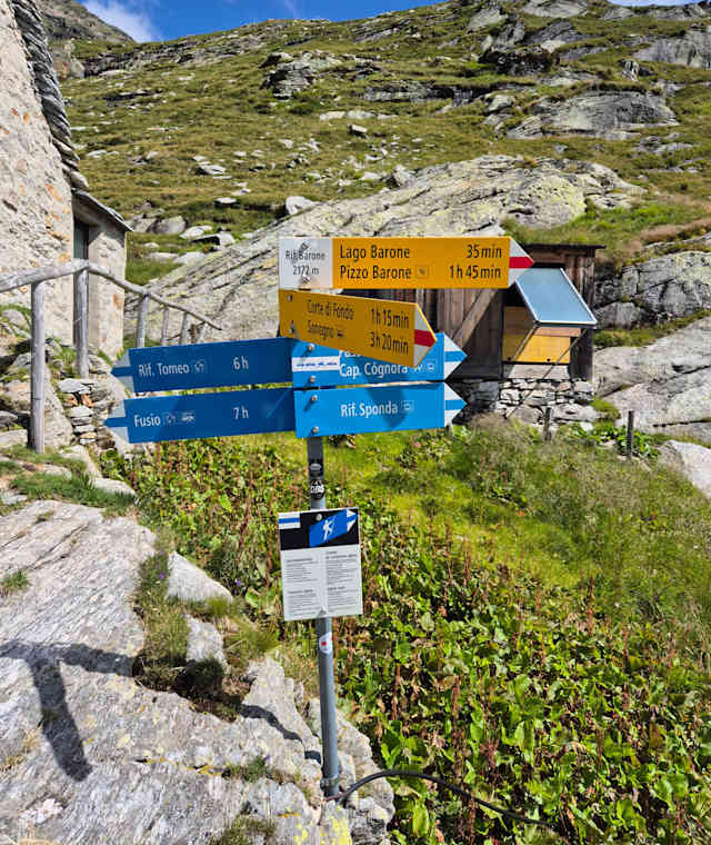 Wegweiser auf der Via Alta della Verzacscca