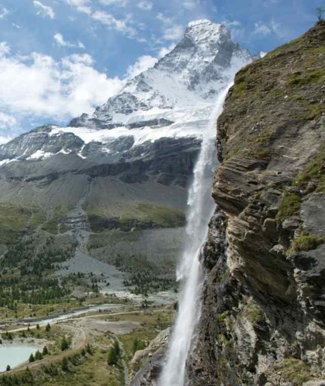 Der Arbenbachfall - im Hintergrund die Matterhorn Nordwand