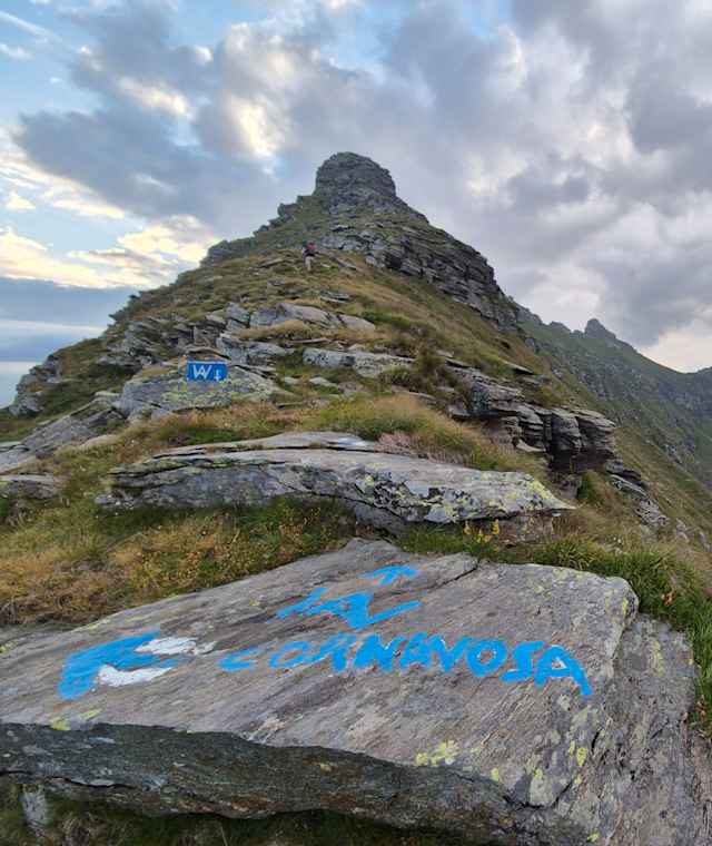Die Markierung weist den Weg zur Cornavosa Hütte