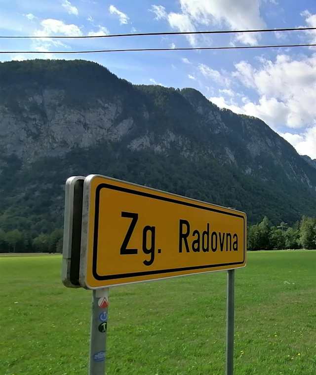 Blick von der Ortschaft Zgornja Radovna in die sich weitende Krma - dahinter der Debela peč und ganz hinten der Draški vrh