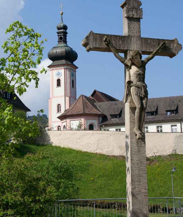 St. Ulrich liegt in einer Talmulde. Vom Hexental aus durch eine schmale Stichstraße zu erreichen, ist die Gemeinde vom Durchgangsverkehr verschont.
