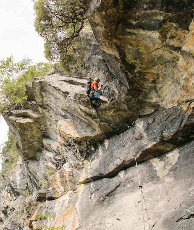 Kurzer, aber knackiger Überhang im Klettersteig Stuller Wasserfall