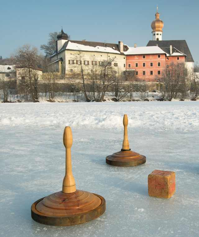 Eisstockschießen auf em zugefrorenen Höglwörther See