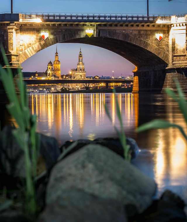 Blick vom Elbufer auf die Altstadt von Dresden