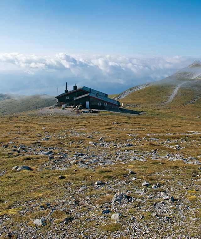 Fischerhütte mit Schneeberggipfel.