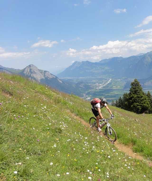 Die Mountainbike-Tour verspricht eine atemberaubend Aussicht auf die Talebene.