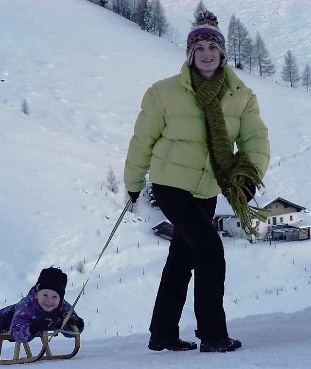 Winterwandern mit Schlitten und Kind