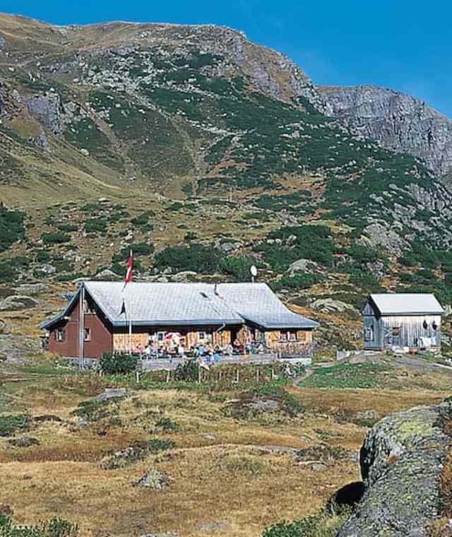 Die Fischerhütte am Ober Murgsee; mit Einkehr und Übernachtungsmöglichkeit.