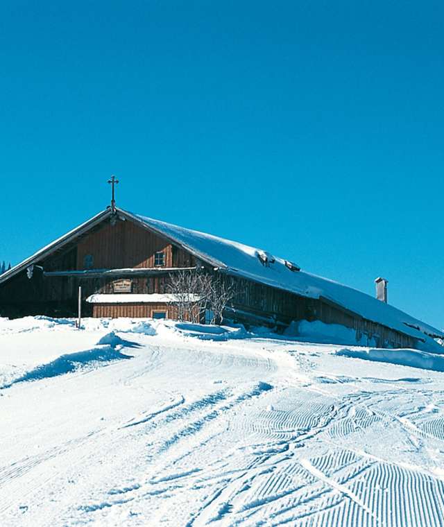 Die Aueralm, überragt vom Fockenstein.