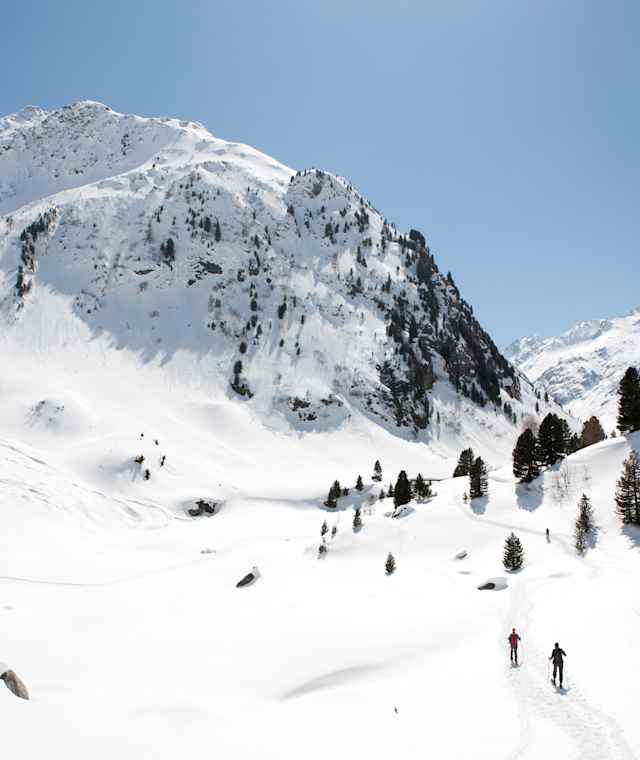 Der winterliche Zustieg zur Fornohütte erfolgt mit Skitourenskiern oder mit Schneeschuhen.