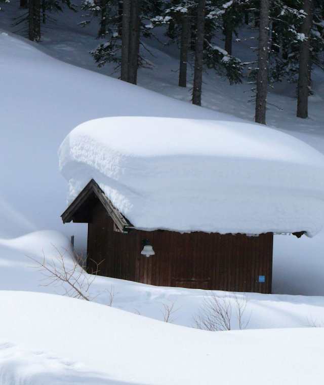 Schneebedecktes Häuschen