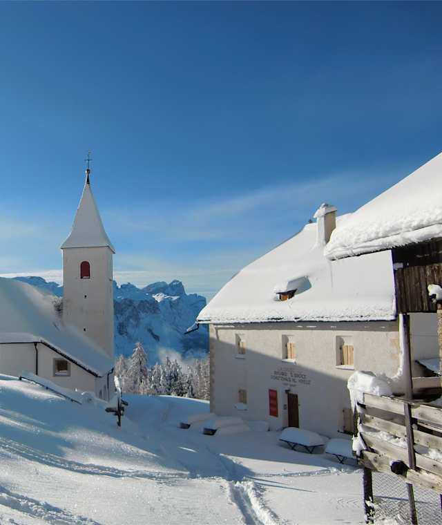 Das Heiligkreuz-Hospiz am Fuße des Heiligkreuzkofels