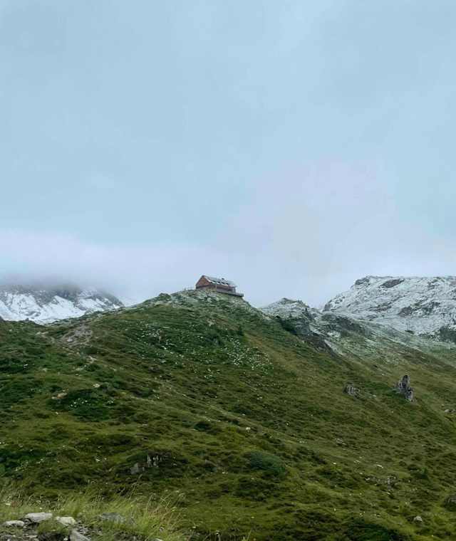 Die Franz-Fischer-Hütte ist in der Ferne schon erkennbar.