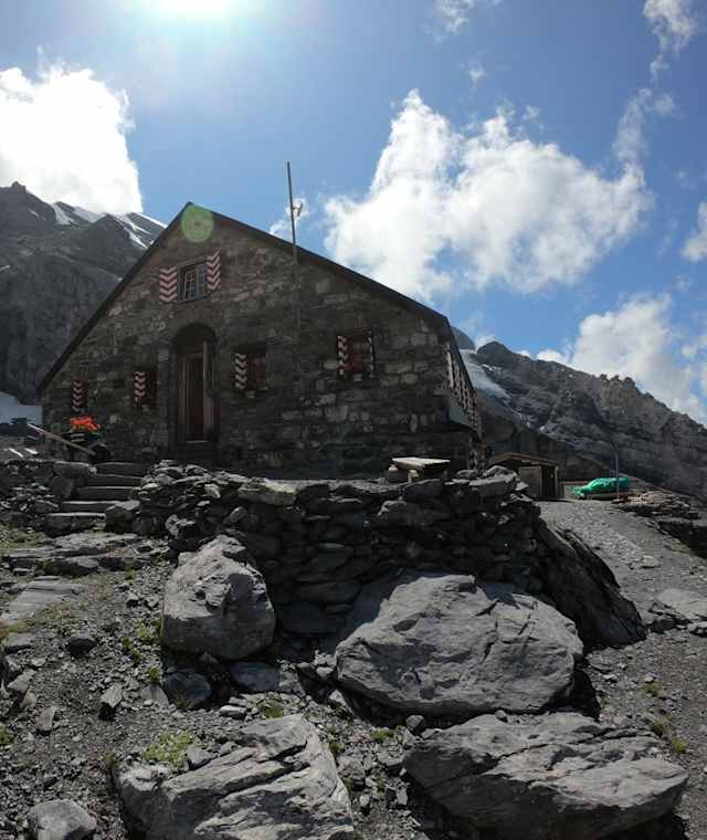 Die Fründenhütte mit ihren rot-weiß-roten Fensterläden