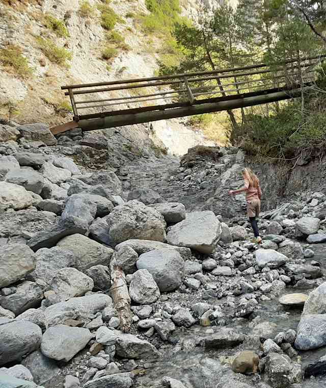  Geißlochklamm - Kinder lieben es im Bachbett über die Steine zu balancieren