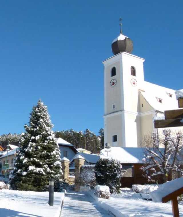 Gemeindeamt und Pfarrkirche in Hollenthon
