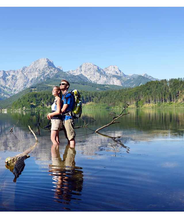 Der Almsee mit dem Toten Gebirge im Hintergrund