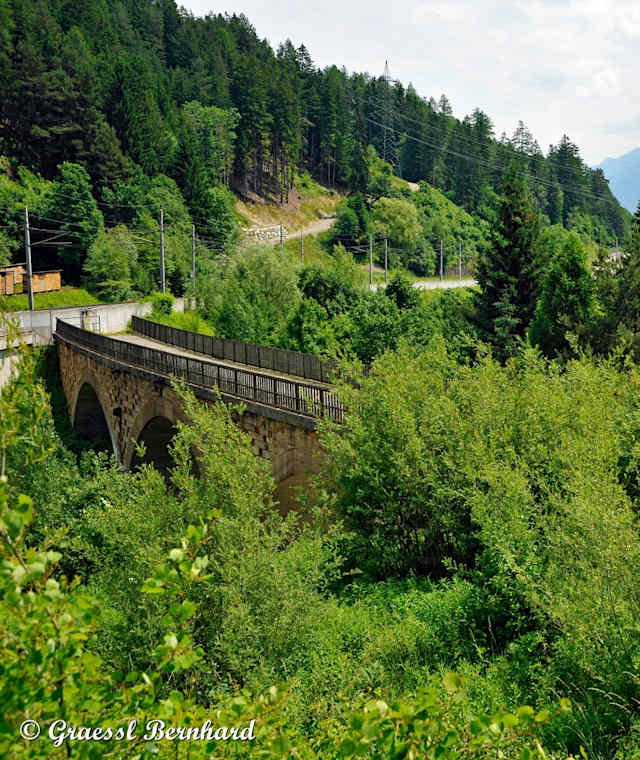 Gleich nach dem Gebührenfreien Parkplatz beginnt der Weg in die Barbarossa Schlucht.