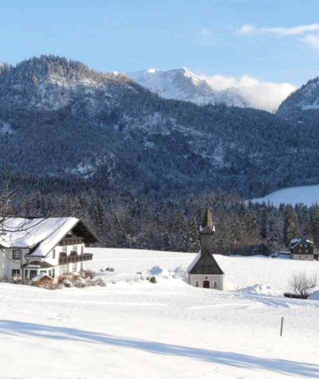 Blick über die Dorfkirche zum Lawinenstein/Schneiderkogel
