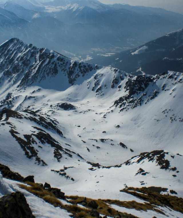 Ausblick vom Gr. Bösenstein, links sieht man den abgeblasenen Einstieg (Einsattelung) zur Roten Rinne