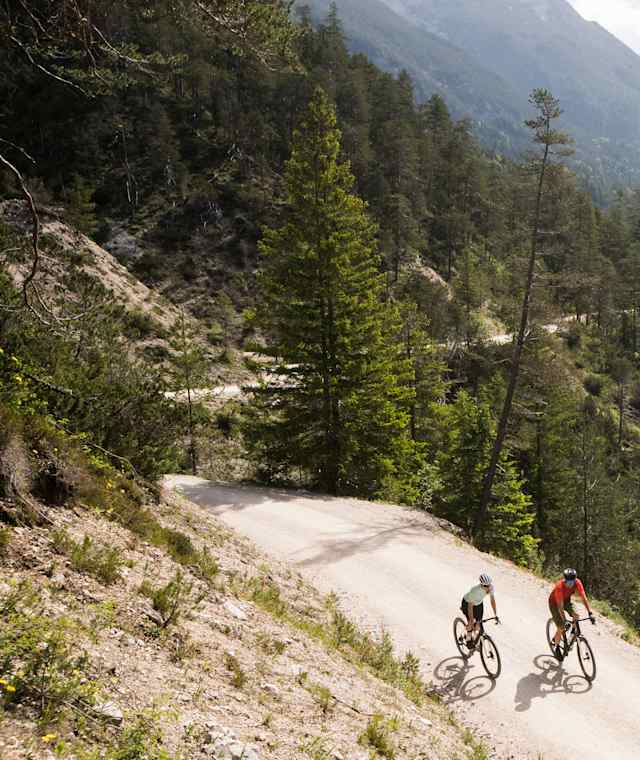 Gravelbiker im Hinterautal - Blick auf die Isar und das Karwendelgebirge