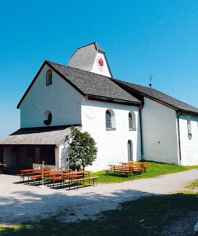 Die ehemalige Propsteikirche auf dem Gipfel des Petersbergs.
