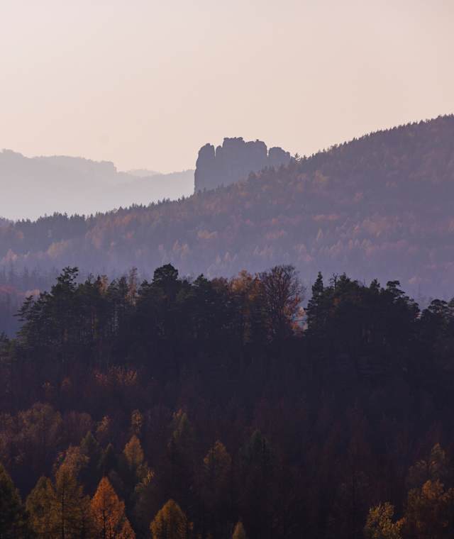 Ausblick vom Schneiderloch beim Kuhstall mit Schrammsteinen und Falkenstein