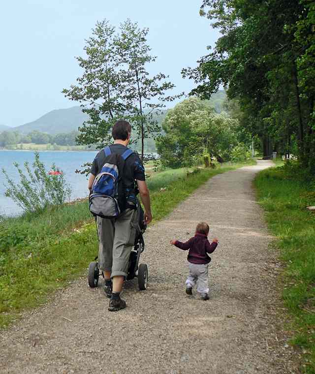 Bequemer Uferweg mit Blick auf das Förrenbachtal und die Houbirg