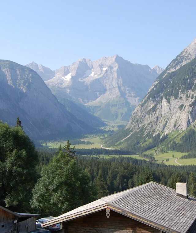 Von der Hasentalalm genießt man einen schönen Blick auf den Großen Ahornboden.