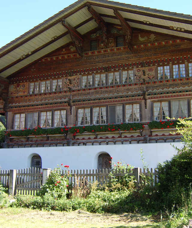 prächtige Bauernhäuser schmücken das Diemtigtal.