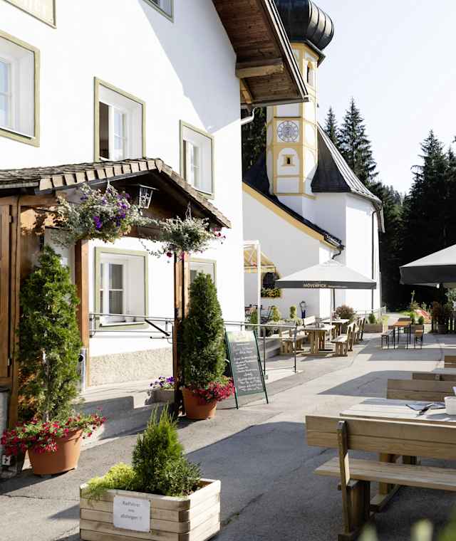 Terrasse und Kirche Heiligwasser