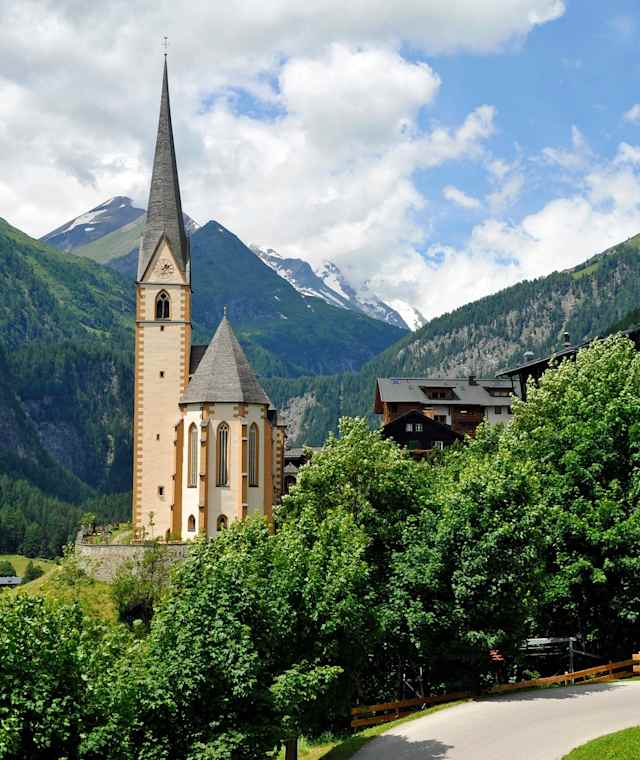  Heiligenblut mit dem Blick auf die Pfarrkirche mit Großglockner im Hintergrund. Wohl eines der bekanntesten Fotomotive in Österreich und Ausgangspunkt der Wanderung.