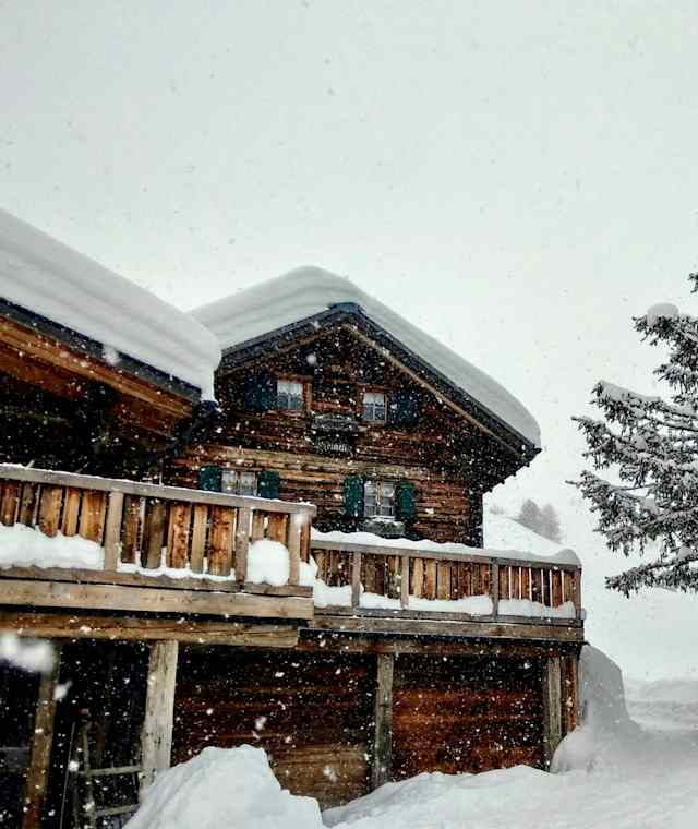 Berghaus Heimeli tief verschneit im Winter
