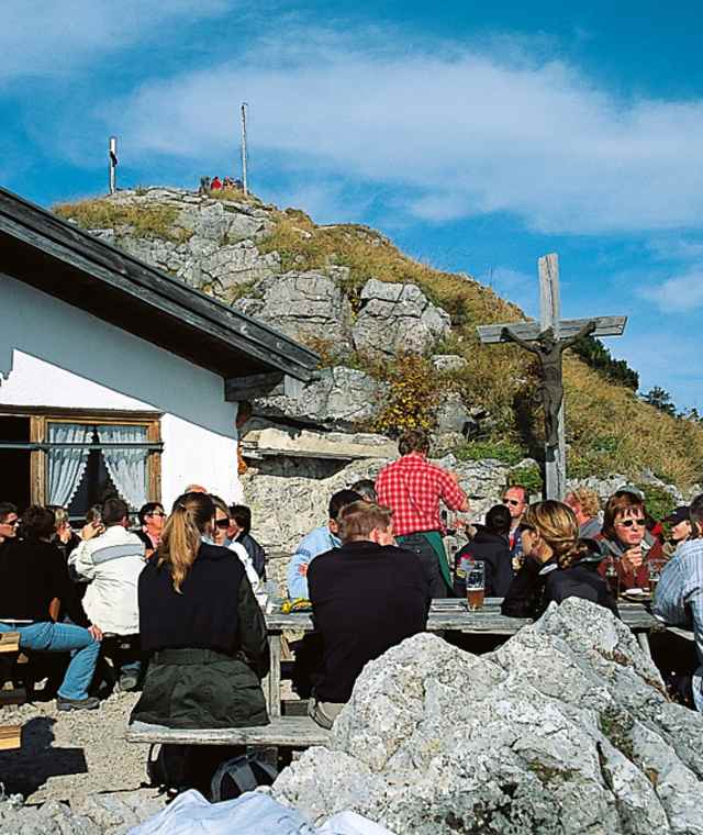 Die Heimgartenhütte direkt unterhalb des Gipfels.