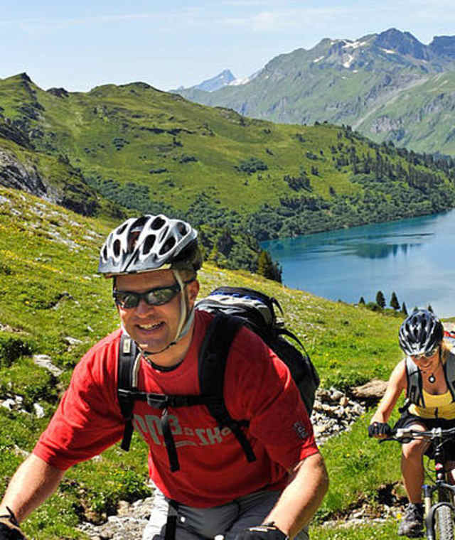 Der Engstlensee im Hintergrund