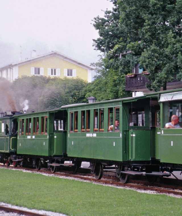 Die älteste Dampfstraßenbahn der Welt fährt zum Schiffanleger Prien-Stock.