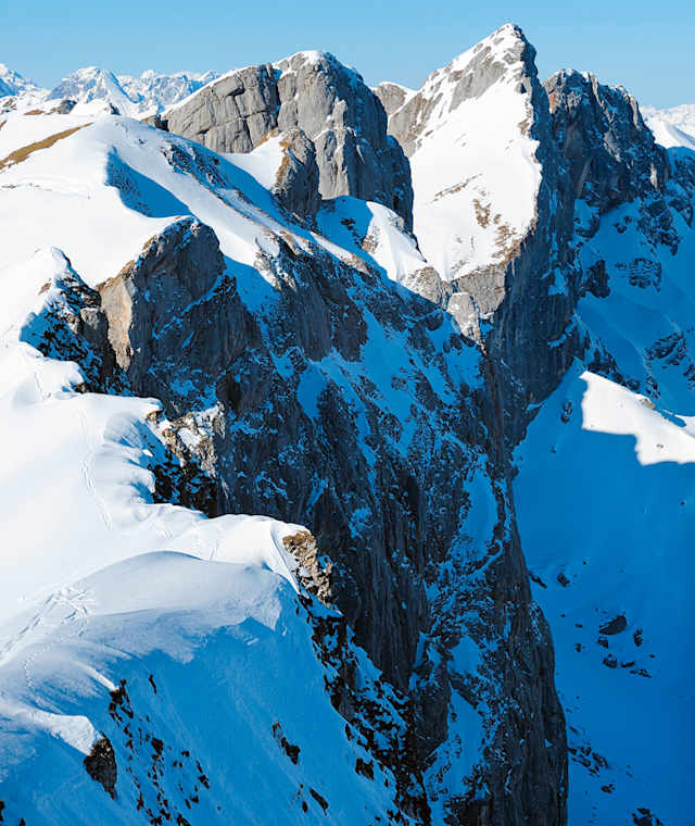Kaum vorstellbar, dass der steile Zahn des Hochiss (rechts) mit Ski ersteigbar ist. Die vorgestellte Route erreicht den Gipfel von links her.