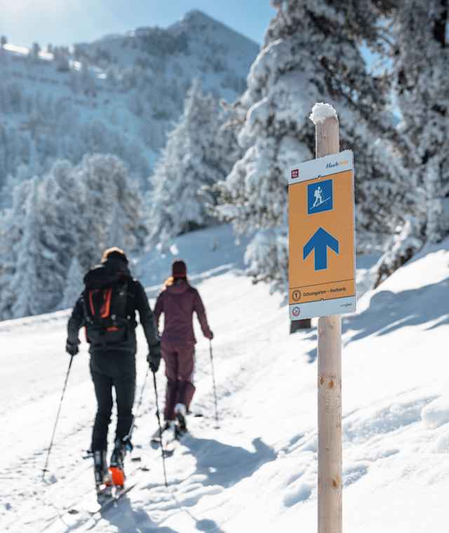 Die Aufstiegsroute für Pistenskitourengehern Ochsengarten - Hochoetz ist markiert und folgt im unteren Bereich der Skipiste.