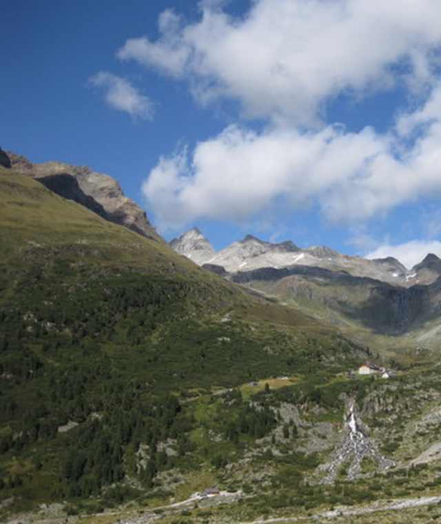 Die Berliner Hütte. Im Hintergrund links die Zsigmondyspitze, rechts der kleine und große Mörchner