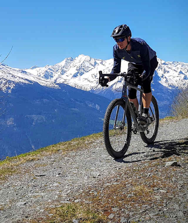 Tolle Gravel-Wege und im Hintergrund die schneeweißen Gipfel der Hohen Tauern. 