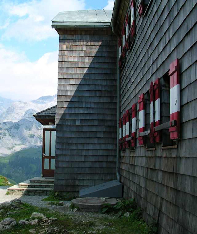 Die Hofpürglhütte mit dem DAachsteinmassiv im Hintergrund