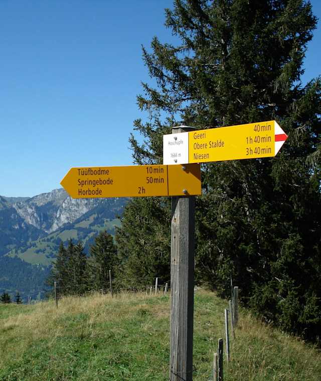 Der Wanderweg zweigt hier nach Hohschüpfen ab.