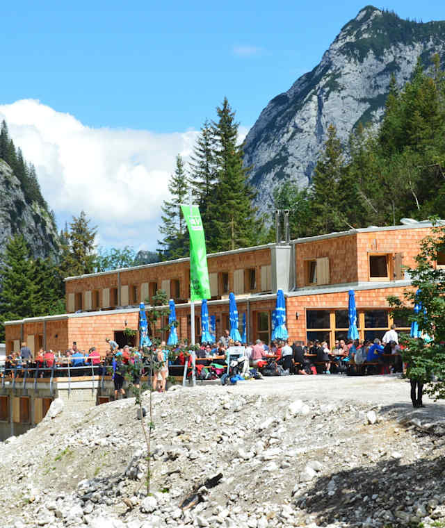 Die moderne Höllentalangerhütte im Wettersteingebirge am Fuße der Zugspitze