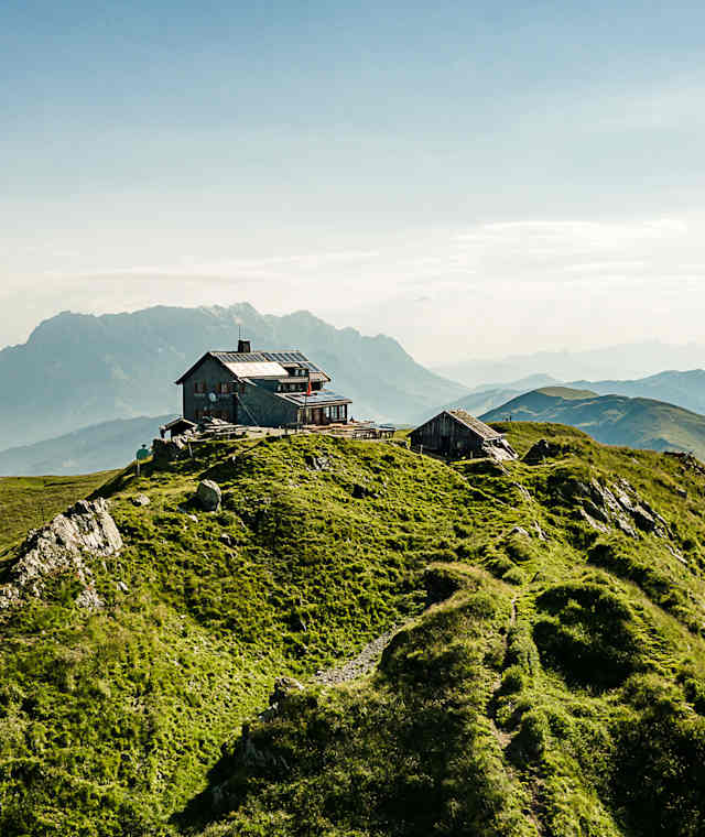 Das Statzerhaus befindet sich direkt am 2.117 m hohen Hundstein.