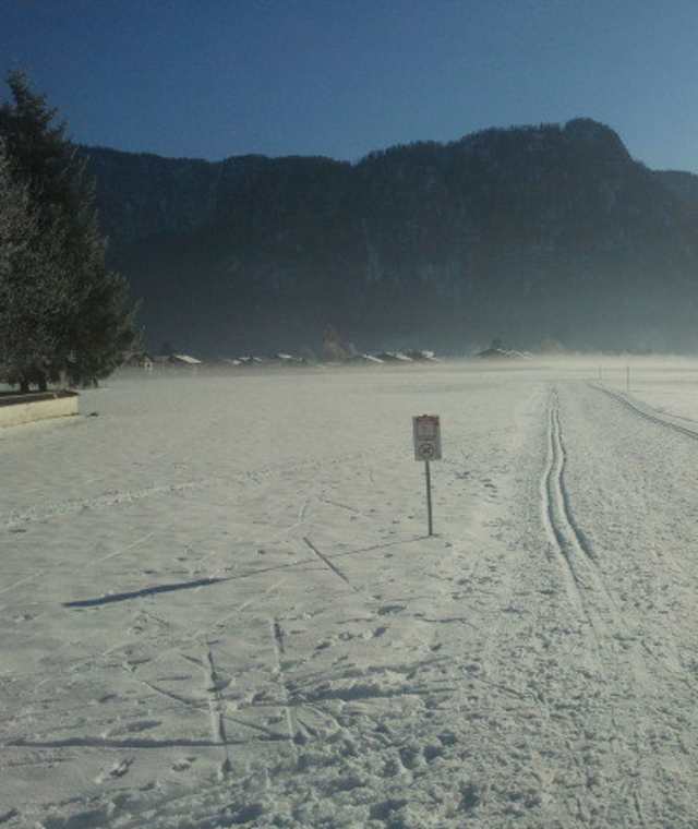 Inzell/Chiemgau: Auf der Sulzbachloipe die ersten Langlaufversuche starten. 