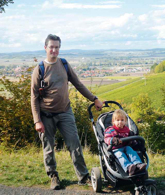 Bequemer Uferweg mit Blick auf das Förrenbachtal und die Houbirg