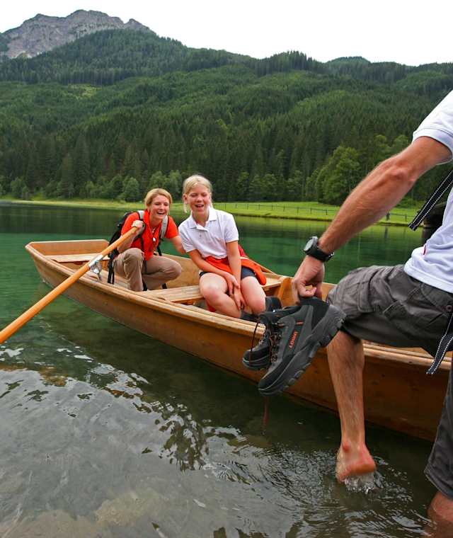 Mit dem Runderboot am Jägersee